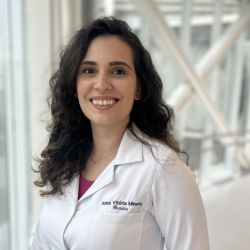 Anna Vit&oacute;ria Mineto