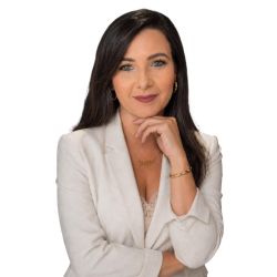 C&aacute;ssia Lusani