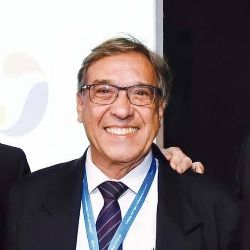 Paulo Le&atilde;es